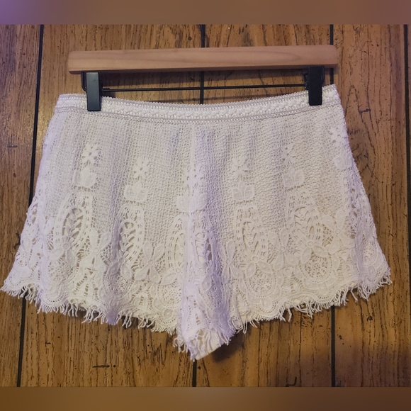 FIRE LOS ANGELES White Lace Overlay Shorts - Large - Picture 3 of 4